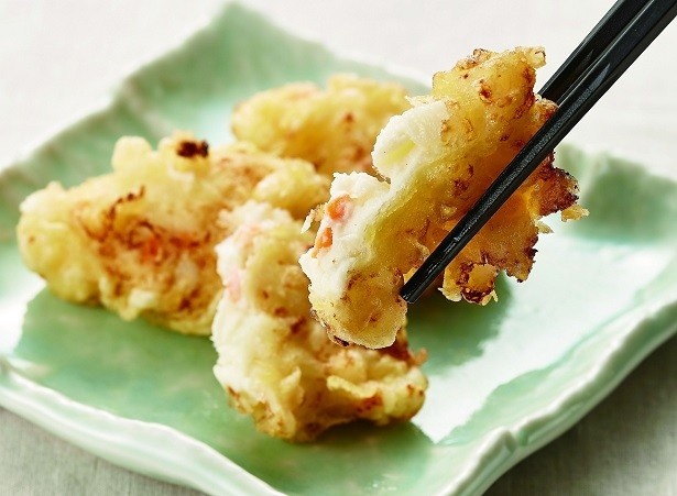 ｢ポテサラ天｣(100円)。ホクホクとした北海道産のジャガイモを使用したポテトサラダを天ぷらに