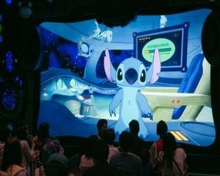 ディズニー新アトラクションでスティッチと会話しよう！