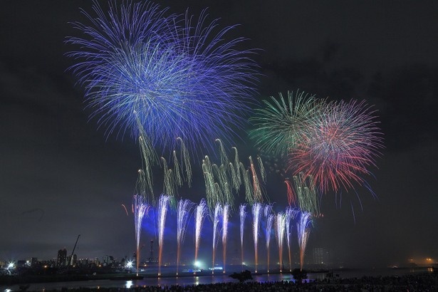 【写真を見る】足立区に夏本番の訪れを告げる大輪の花火