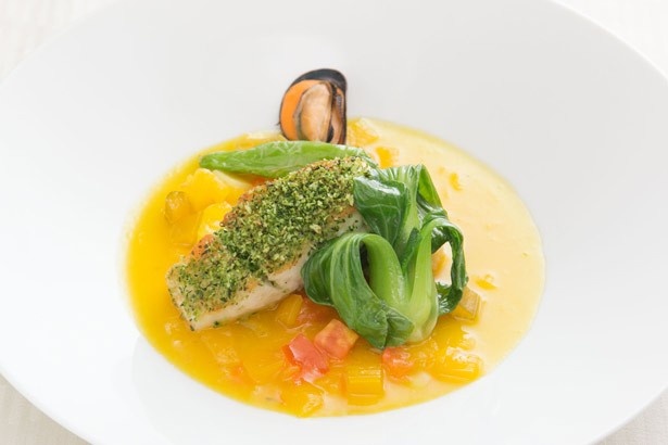 メインの魚料理「スズキの香草パン粉焼き プロヴァンス スタイル ルイユのアクセント」。ムール貝はソースに絡めて食べるのがおすすめ