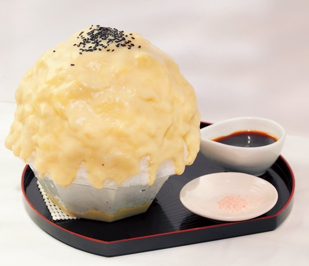 石でイモを焼く段階から始める「本格石焼き芋のシロップ」(850円)は秋冬の大人気商品。焦がしカラメルと塩で、ひと味違ったテイストが楽しめる