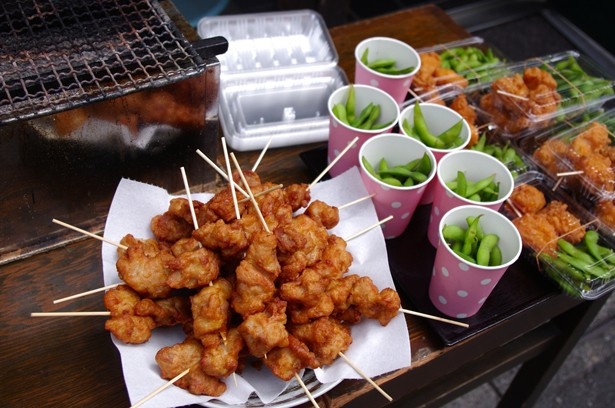 商店街の飲食店が、食べ歩きできるオリジナルフードを創作