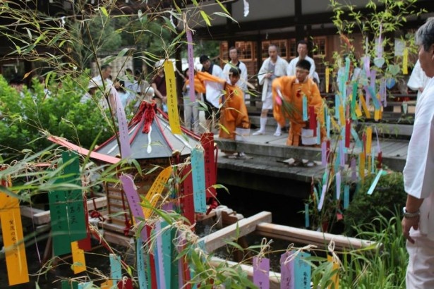 【写真を見る】21年に1度の式年遷宮を記念して 「世界文化遺産 上賀茂神社 式年遷宮記念文化事業Supported by AGF Blendy」 を実施