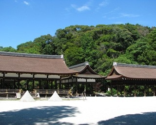 京都上賀茂神社で式年遷宮記念境内ガイドツアーを開催