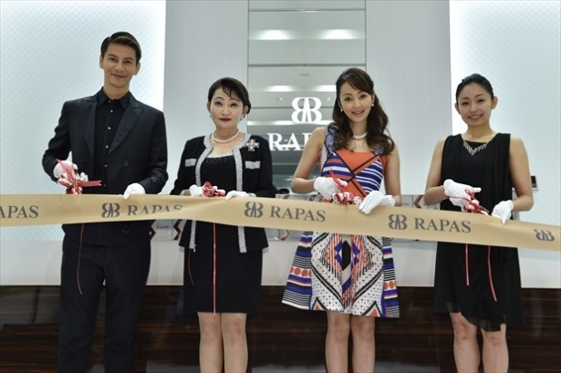 RAPAS 銀座店のオープニングセレモニーに出席した(写真左から)JOY、北村啓子取締役社長、神田うの、安藤美姫