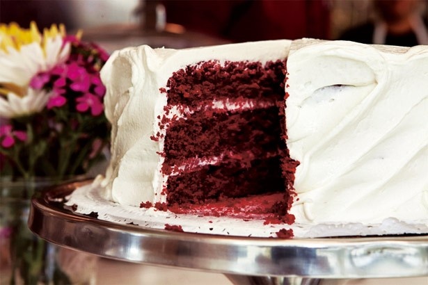 「レッドベルベットケーキ」(税抜680円)は、赤と白のコントラストが美しい