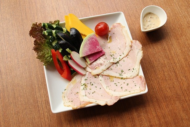 【写真を見る】フクモリの「三元豚のオリジナルロースハムと山形ベジスティック」(700円)とクラフトビールとのマリアージュを楽しみたい