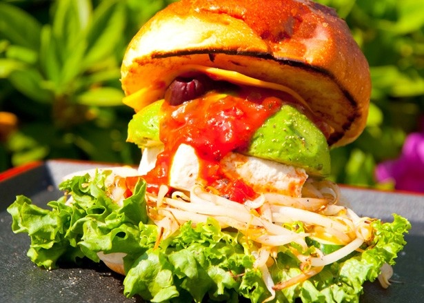 世界のソウルフードがコンセプトの「HOPEHOPE」では極上アボカドとうふバーガー(800円)が食べられる