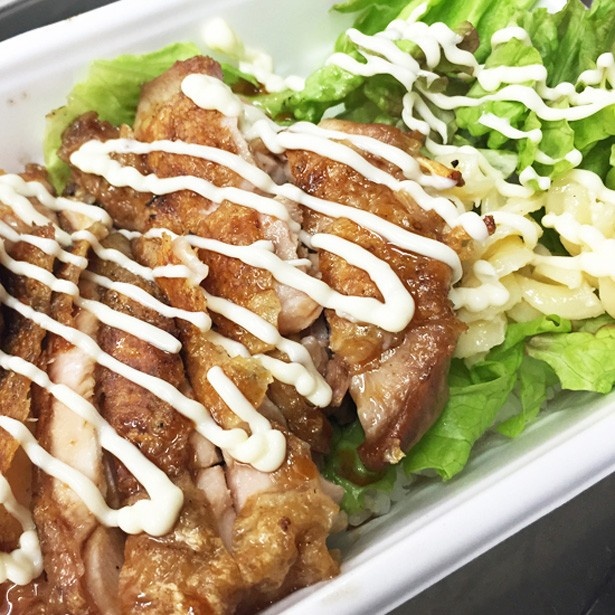 ハワイアンデリの「パラダイス」ではBBQチキン(800円)が味わえる