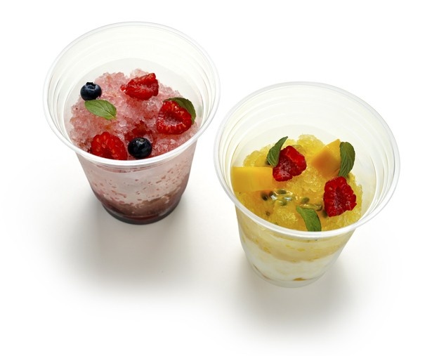 ザ・リッツ・カールトン カフェ＆デリの「サマーサンデー」(テイクアウト各810円、イートイン各1728円)は甘酸っぱいフルーツと冷たいフランス風かき氷グラニテを合わせた一品