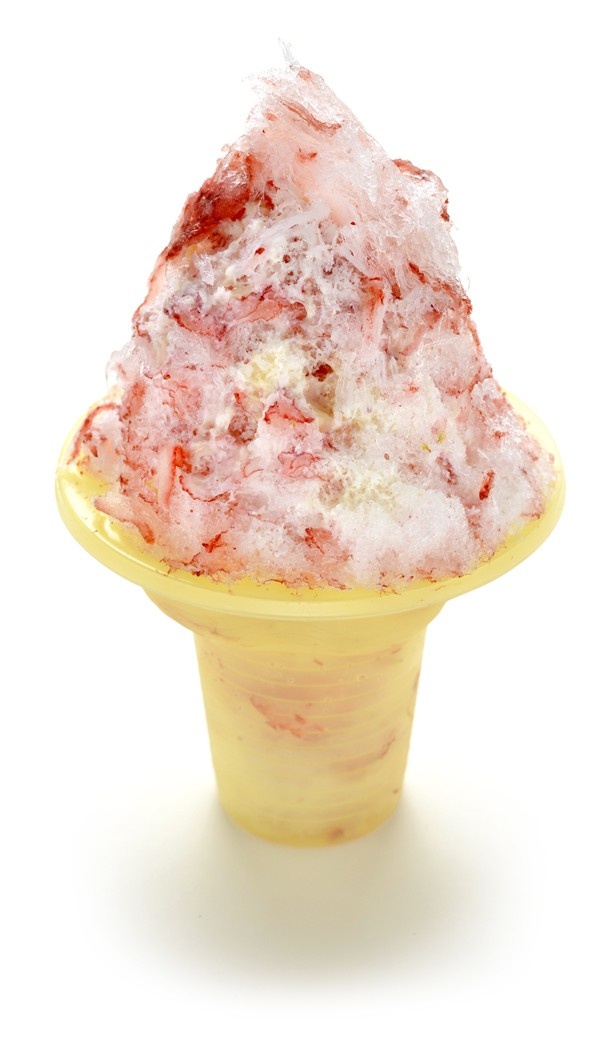 新鮮な苺を丸ごと氷に閉じ込めた“苺氷”を削り出して作る、ukafeの「ウカキ氷」(720円)