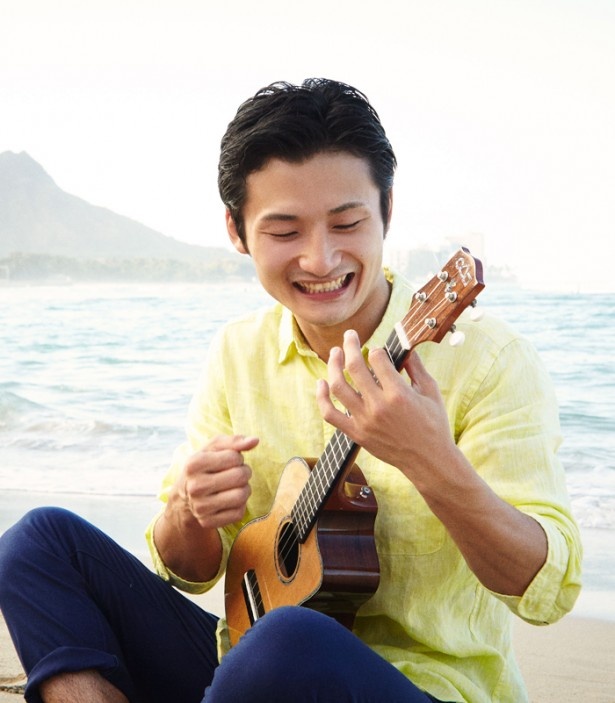 RYO NATOYAMA　ウクレレシーンに新たな風を呼び起こす、日本の若手プレーヤーのなかでもNo.1の呼び声高いウクレレプレイヤー