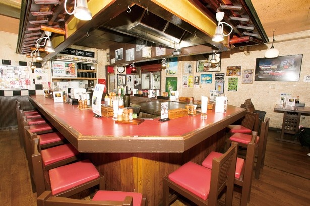 古きよきアメリカ風の店内。カウンター越しに肉の焼ける様子が楽しめる(加真呂 東陽町店)
