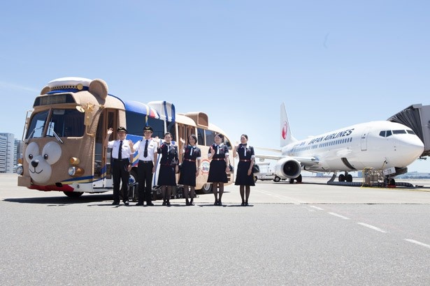 「ダッフィーバス」に乗った運航乗務員と客室乗務員が、駐機場に到着