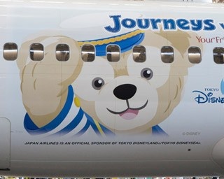ダッフィー飛行機が大空へ！“ふわふわバス”も応援に