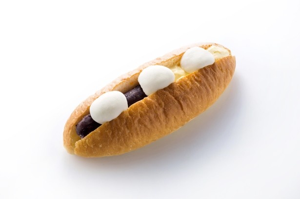 もち処、一久大福堂からは、粒あんとバターの上にお餅をトッピングした「餅ドッグ」(378円)