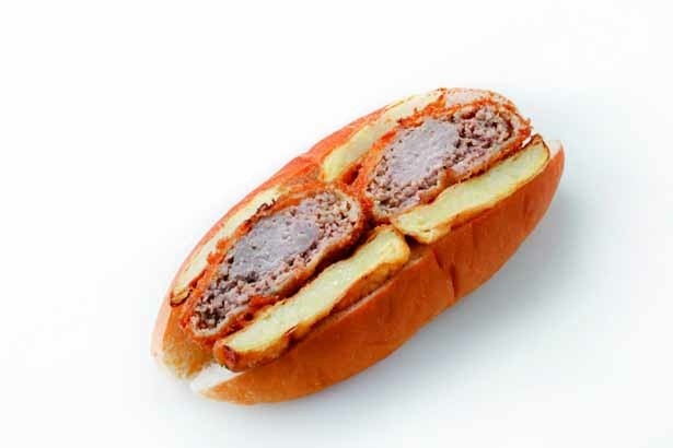 コロッケなどの惣菜を販売する、じゃがいもはうすからは、人気のメンチカツを豪快に挟んだ「特製メンチサンド」(540円) 