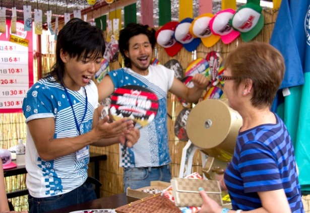 屋台の福引では、景品でしか手に入らないオリジナルアイテムがもれなく当たる！