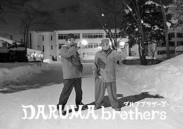 竹原ピストル(Vo＆G)と英祐一(Vo＆G)、オープニングパフォーマンス担当の祭太郎によるDARUMA brothers