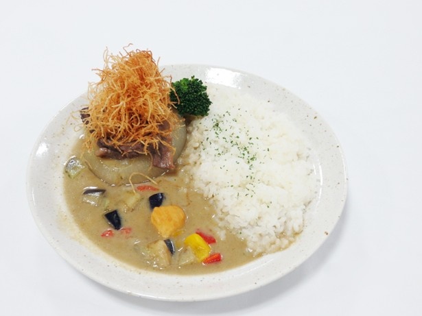【写真を見る】優秀賞に輝いた道央自動車道・砂川SA(上り線)の「グリーンエゾシカレー」(950円)は野菜もたっぷり