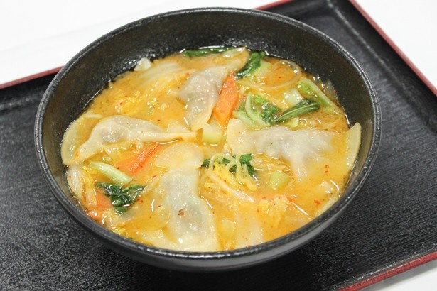 道央自動車道・輪厚PA(下り線)で提供される「鹿肉餃子の辛味噌麺」(950円)はボリューム満点の一杯