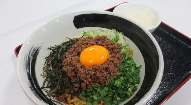 道央自動車道・砂川SA(下り線)の「エゾシカまぜそば」(800円)には、ライスが付属する