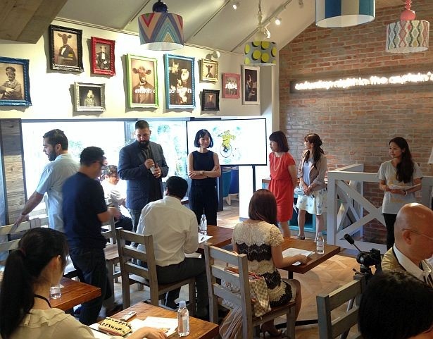 【写真を見る】店舗毎に内装が変わる。こちらの店内は、自由が丘らしさを少し出したのだとか
