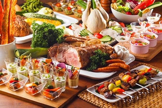 【写真を見る】フィレやロースのビーフステーキを始め、フォアグラなどが食べ放題！