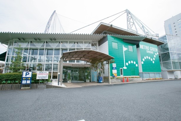 最寄り駅から徒歩圏内の練習場。2015年春にリニューアルしたばかり(METRO GREEN TOYOCHO)