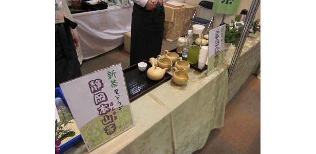 日本茶インストラクターがいれてくれるお茶を試飲できる