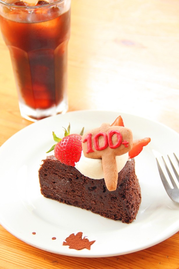 【写真を見る】サンデーブランチで味わえる｢100tハンマーケーキ｣(単品702円、ドリンクセット1134円)