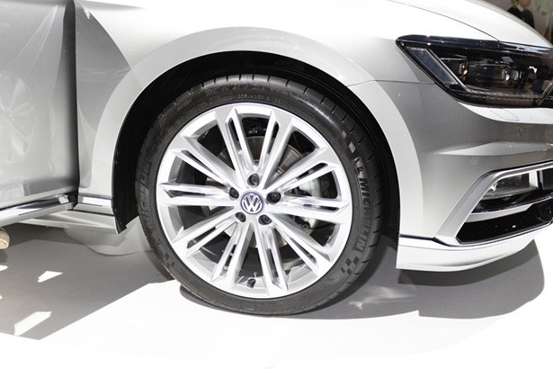 TSI R-Line(460万9800円)のみ、19インチホイールを装備する