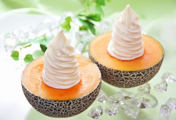 やおきゅうの生メロンソフトは全国のイベントで行列ができる、メロンを丸ごと使った豪華スイーツ