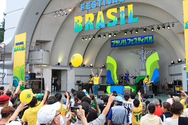 【写真を見る】ステージでは来日アーティストによるライブをはじめ、さまざまなイベントを開催！※写真は昨年の様子