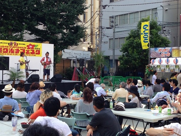 三線などの沖縄民謡も会場を盛り上げる