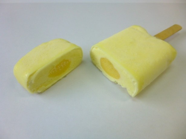 【写真を見る】｢レモン牛乳アイスバー｣はチョコレート、クリーム、ソースが3層構造になっている。3つの異なる“レモン牛乳”の味わいを堪能！