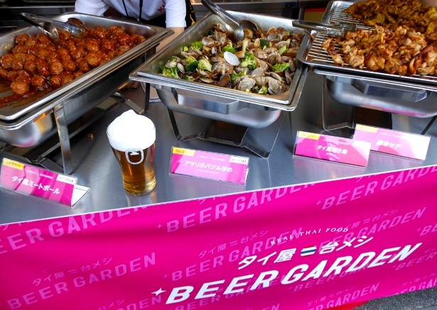 おいしそうな屋台料理がずらり。メニューを実際に見ながら選べるのがうれしい