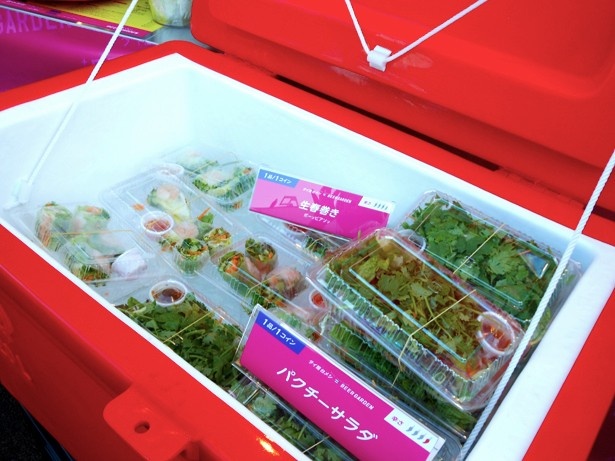 ビアガーデンのメニューといえば揚げ物中心になりがちだが、ここでは生春巻きやパクチーサラダなど、さっぱりしたメニューも用意