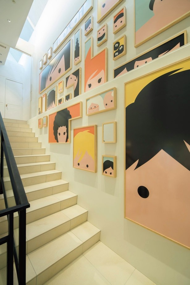 2階フロアへ続く階段には、人の顔が描かれたアートが。上る途中も飽きさせない