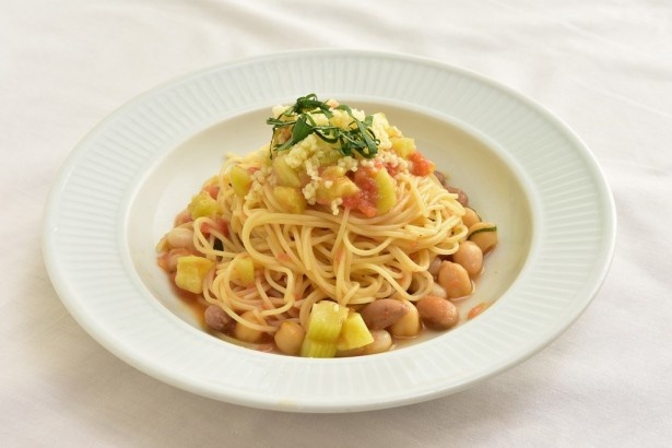 ビール、ワインとグリル料理の店｢自由ヶ丘グリル｣が提供する｢四種豆とフレッシュトマトのカッペリーニ｣(1200円)