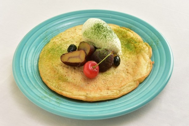 ラウンジダイニング｢HENRY GOOD SEVEN｣から提供される｢米粉豆乳パンケーキ｣(1000円)