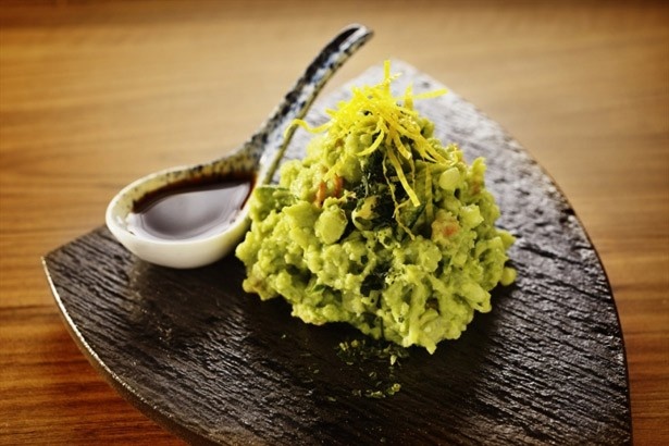 【写真を見る】斬新な緑色のビジュアルに釘付け！北海道産男爵芋を使用したポテトサラダに、抹茶を練りこんだ「抹茶ぽてとサラダ」(560円)