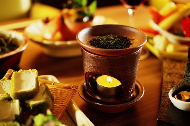 各テーブルには日本版アロマポットの茶香炉が置かれ、香りでもお茶を堪能できる