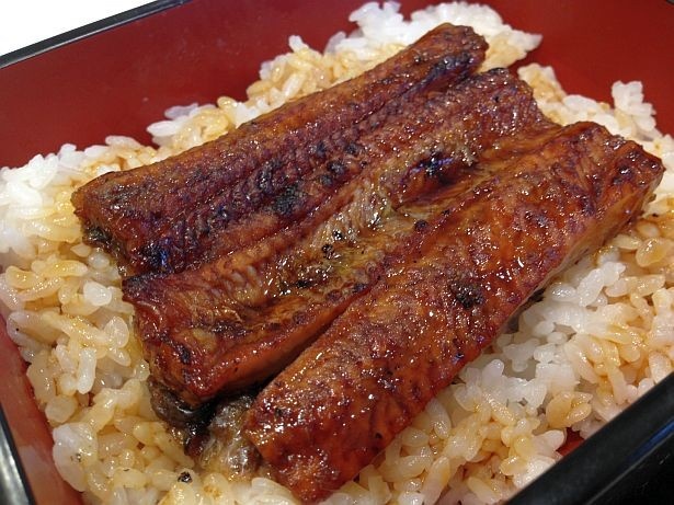 【写真を見る】香ばしい匂いが食欲をそそる！吉野家の「鰻重 一枚盛セット」(820円、単品750円)