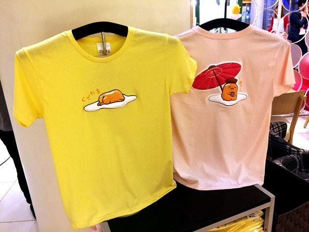 オリジナルTシャツ(税抜2900円)はピンクとイエローの2色を展開。フロントの超立体「ぐでたま」に加え、バックにはイベント限定の「茶人ぐでたま」をプリント