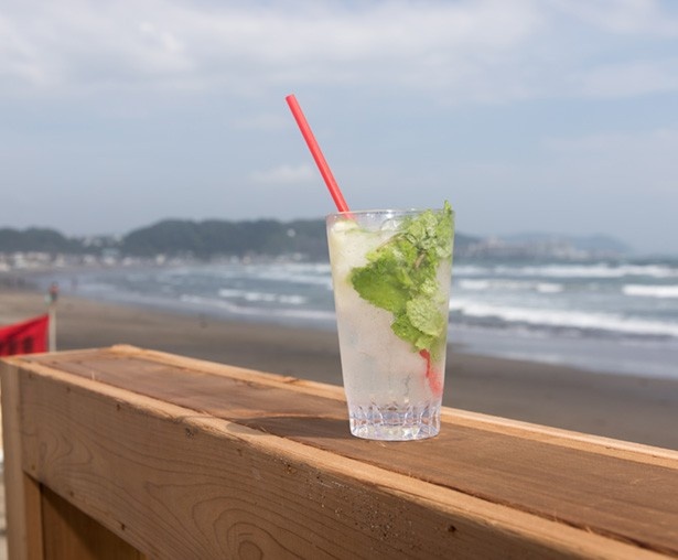 海を見ながら、冷たいモヒートフリー(600円)はいかが？