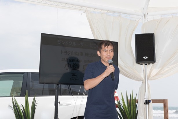 ランドクルーザーについて熱く説明をする小鑓貞嘉氏