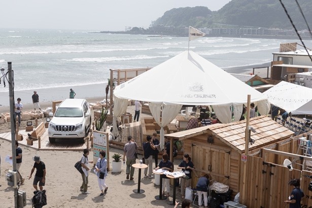ランドクルーザービーチハウス in JAPANの全景。白く大きなテントが海に映える