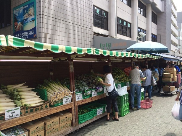 広い売り場でお買い得商品を探そう