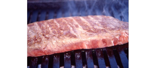 【白老】ステーキ（一切れ3000〜4000円）や焼肉（200g1600円）は設置された炭焼き台（無料）で自由に焼くことができる